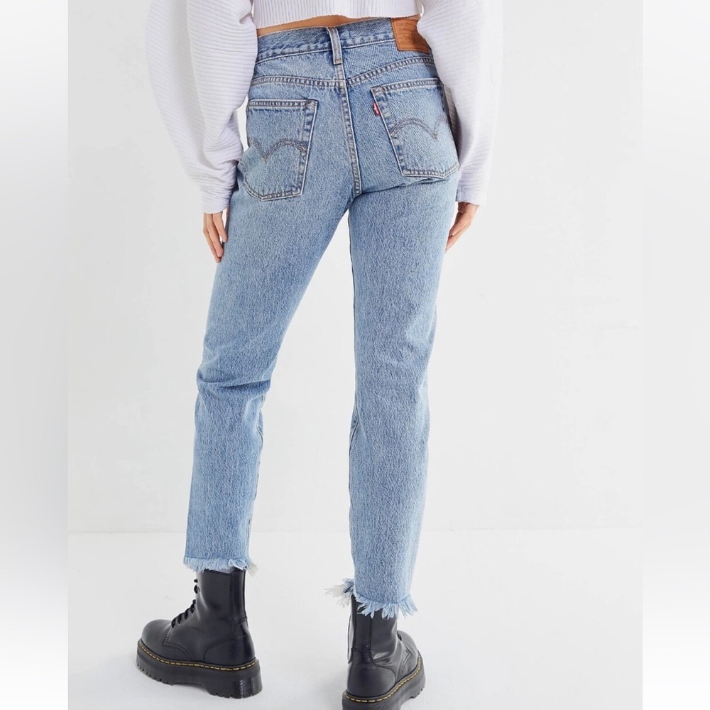 Levi’s Wedgie High Rise Straight Ankle Jean 28 raw hem light Blue 90s button fly